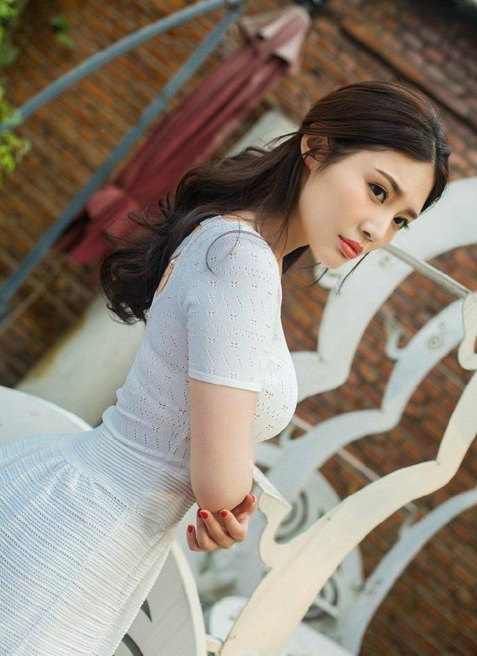 大胸女明星徐冬冬紧身连衣裙尽显火辣身材