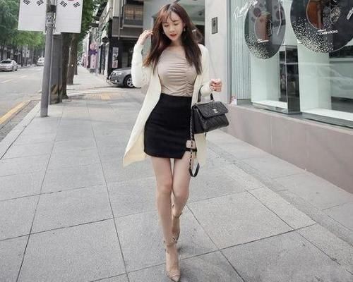  显瘦：街拍：曲线完美的紧身裙小姐姐，韵味的穿搭，吸引力十足！