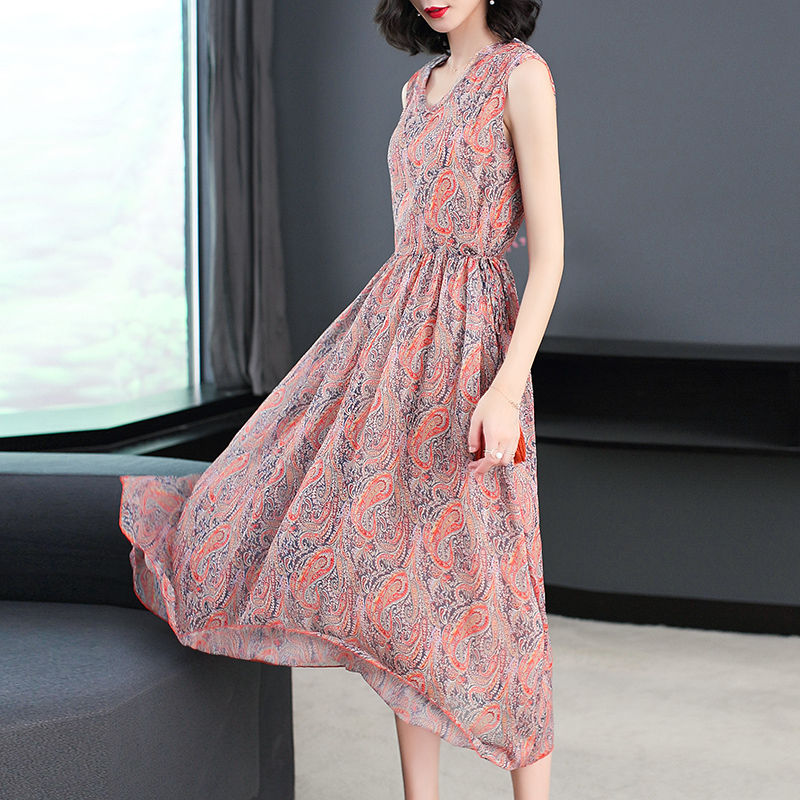 现在的女人真大胆!不用丝袜连衣裙直接外穿，不过真心迷人