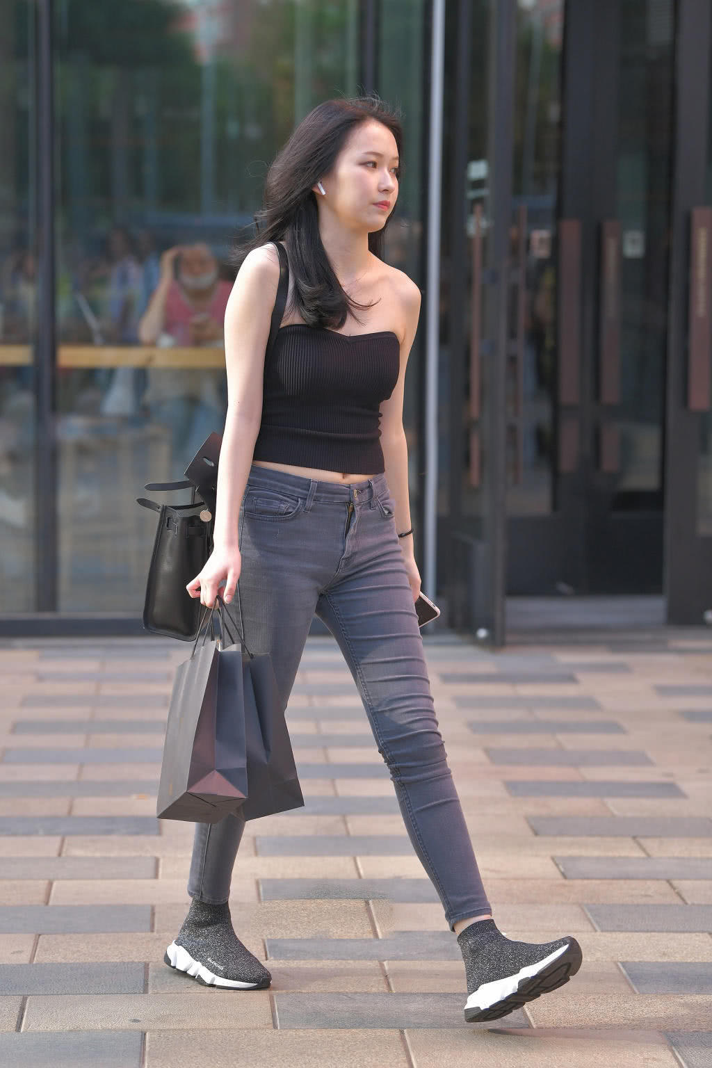 气质少妇黑色裹胸裹出饱满上围曲线，崩出的小肉肉也是很有富态的