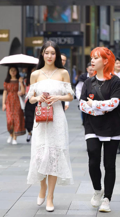 高挑小姐姐穿挂脖白色连衣裙裹出曼妙身姿，优雅好似白天鹅