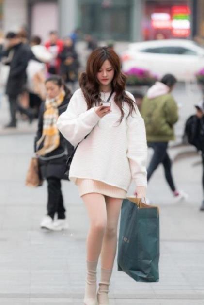 「黑底」街拍:长发美女,身穿黑底的大花裙,小姐姐很时尚哦