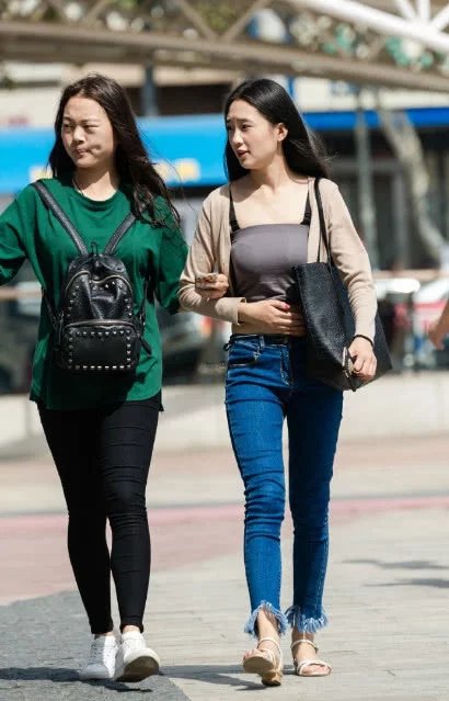 气质小姐姐紧身穿搭加您凹凸有致的身材,精致容颜微微一笑倾城倾