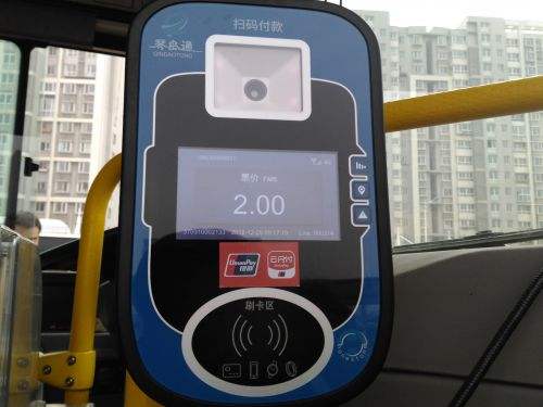 刷卡乘公交注意啦，卡片叠加机器先刷银联卡!