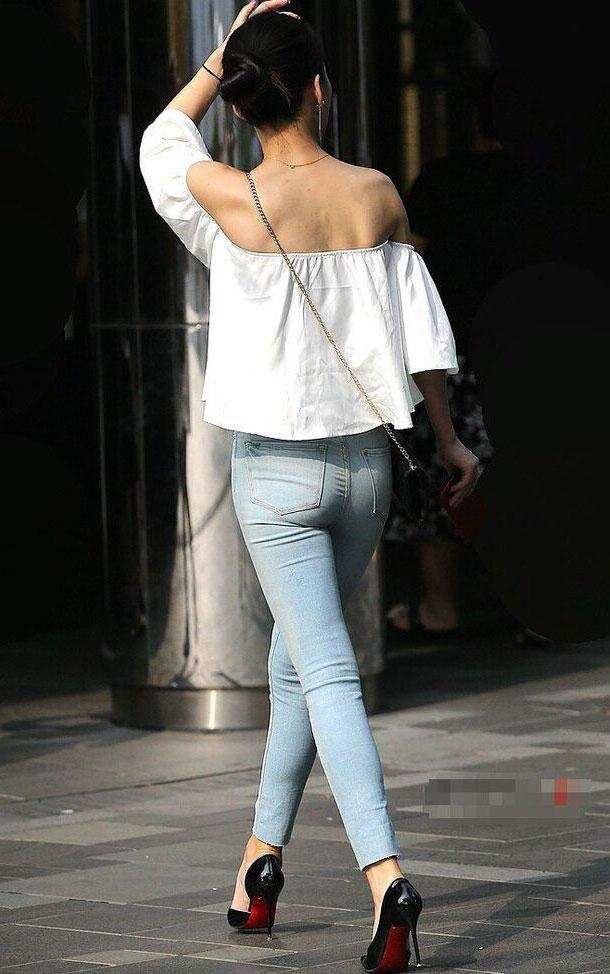 紧身牛仔裤经典又时尚，让你尽显曲线身材，穿起来挺括有型