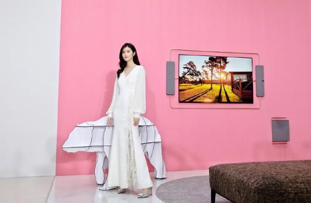 何穗身穿黑色吊带裙现身维密面试，气质十足，网友：仙姑白到发光