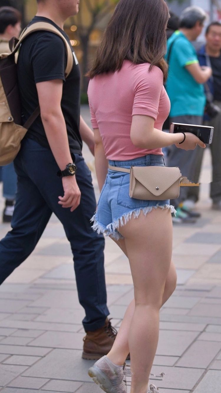 街拍丨粉色短袖衫搭配超短热裤,路人大叔看呆了!