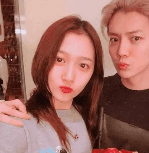 关晓彤鹿晗屡次被传分手，关晓彤爸爸的这条微博无意道出真相！