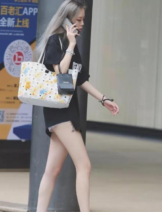 【美女】街拍:气质高雅的美女,一件米黄色上衣配白色开叉裙,完美好身材