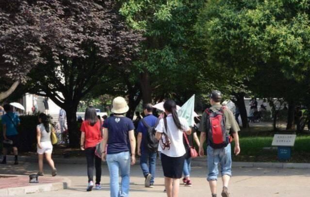 日本游客来中国疯狂购物,他们都买的什么?网友:值得深思