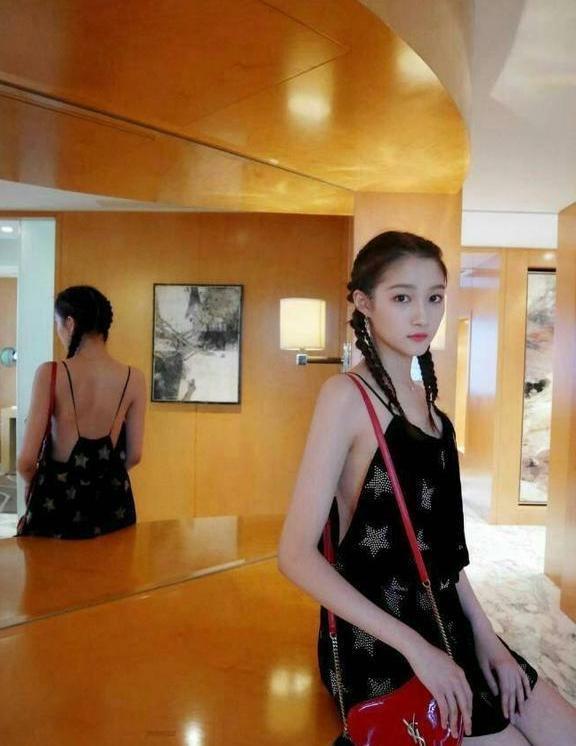 关晓彤终于不再低调，穿露背吊带裙也太惊艳了！网友：新发型给力