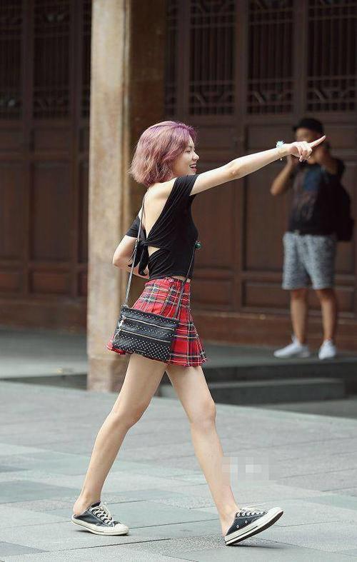 甜美动人的紧身裙小姐姐，肤白貌美，搭配丝袜更能绽放女性魅力