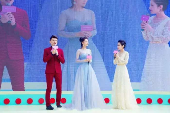 张馨予穿紧身鱼尾裙，好身材挡不住