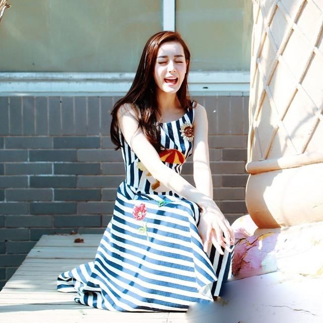 迪丽热巴穿吊带连衣裙，裙子开叉无边际，网友：谁都没你敢穿！