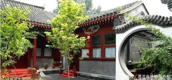 北京二环内看不见高楼大厦，几乎全是四合院，住这里的全是富豪