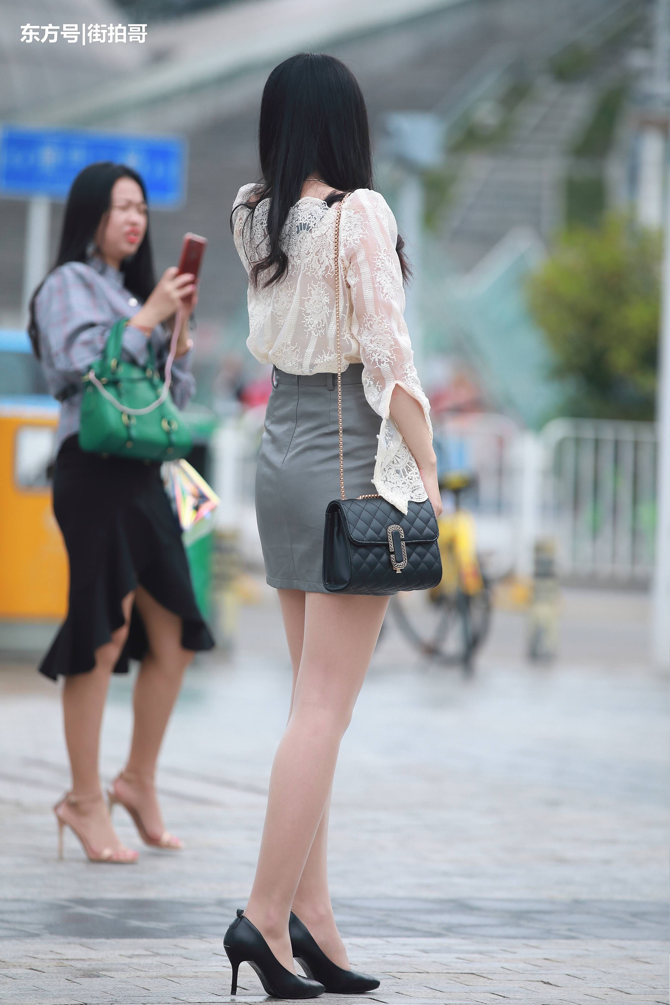 街拍联盟:风姿绰约的肉丝高跟美女,优雅体态展现风韵之美