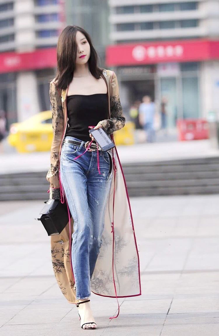 蓝色■街拍:长发美女身穿蓝色长裙,扮靓靓高挑身材,别提多帅了