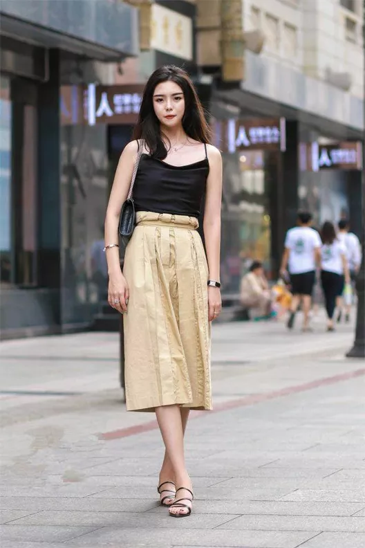 街拍：时尚又显女人味的着装，简单时尚又显窈窕身姿