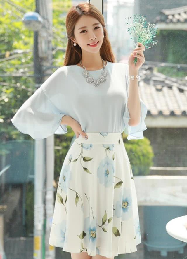 街拍：穿着修身的的小姐姐，性感光鲜很迷人！