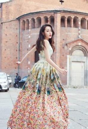 迪丽热巴穿绣花裙搭太惊艳,大秀古典美,网友:气质真的很重要!