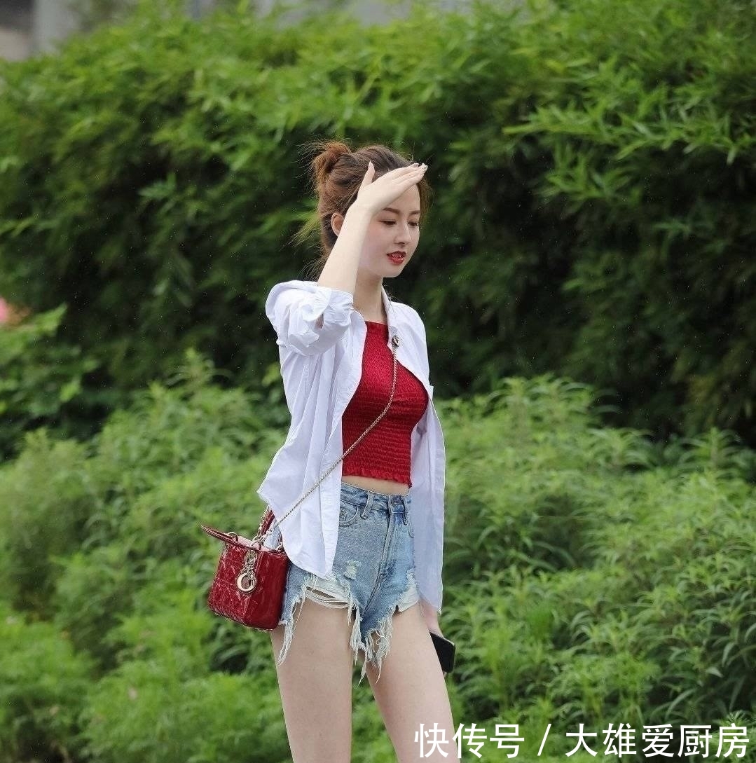 「让自己」美女这身材,需要一把小号的伞就可以了