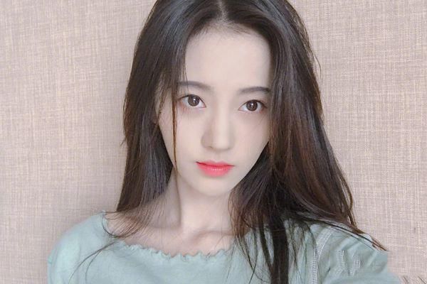 鞠婧祎竟然大庭广众下提裙子!知道了原因却令人心疼……