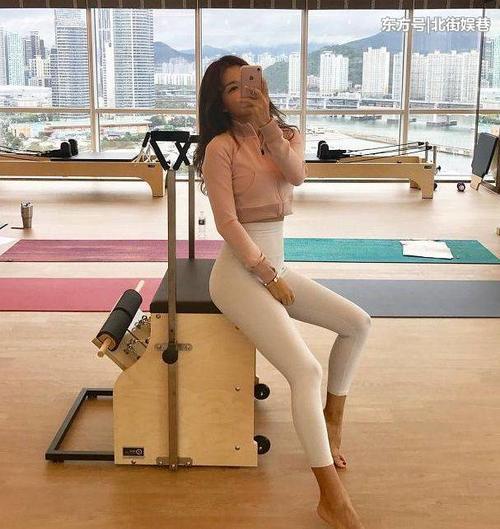 紧身打底裤：身材紧致的女孩，秀出青春活力范，特别吸引眼球！