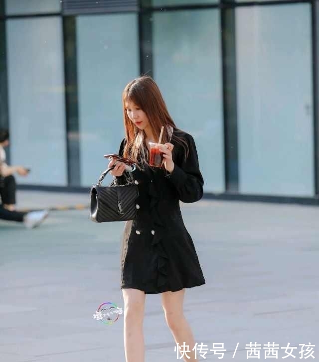  优雅：街拍：黑色的服装很显女性的优雅