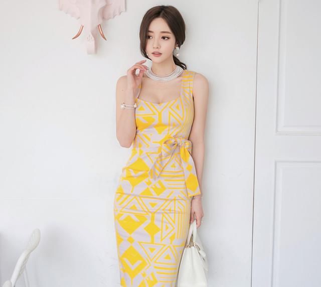 新颖个性的紧身裙美女，魅力独特，增添青春的女神气质！