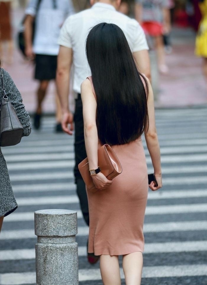  【焦点】街拍：不起眼的裙子，也能成为焦点，展现小姐姐的女神风范