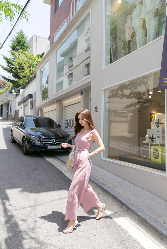 头条女神孙允珠，蜜桃汽水碎冰亮丝束腰阔腿裤