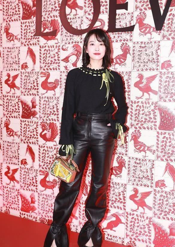  「手绢」手绢当裹胸、解除扣子的真空泵衬衣，有趣味性的穿衣搭配才算是真时尚潮流