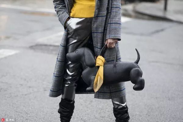 带喵星人出门还是汪星人呢?今年最流行的包包是它们!