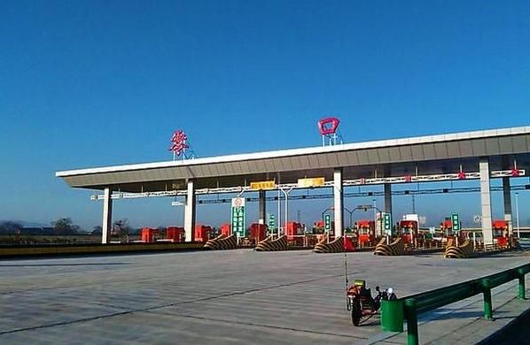 中国首条用＂垃圾＂建的公路，全长122公里，连接众多枢纽城市