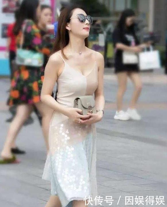 『 女人』微胖的女人最完美，街拍：图3漏背装秀出完美曲线