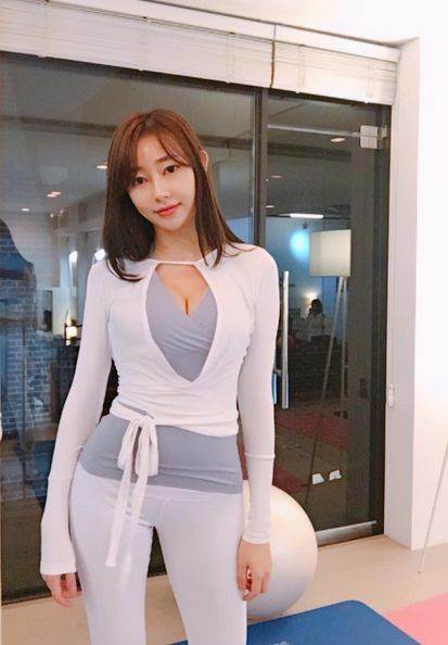 街拍：非常有魅力的打底裤小姐姐，告诉你什么才是一级棒的身材！