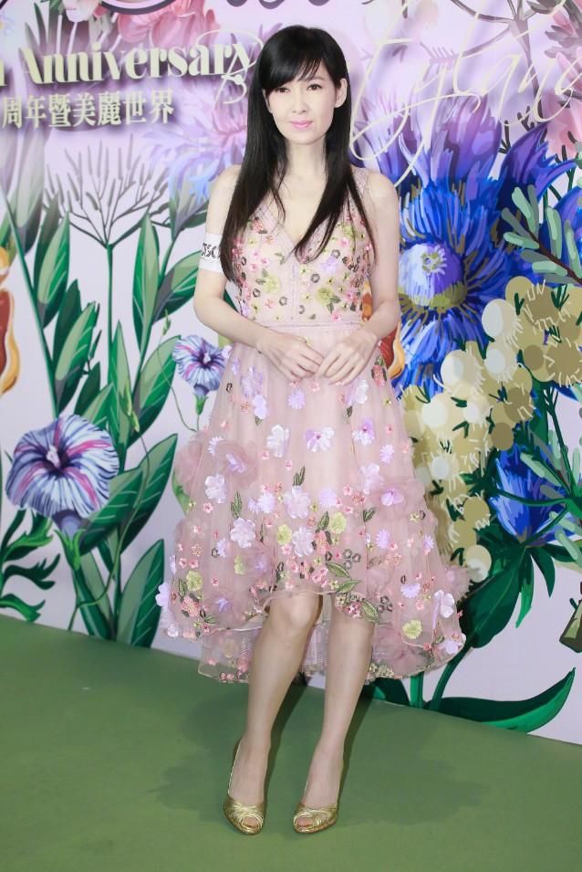 “玉女掌门人”周慧敏穿粉裙超有少女范儿，50岁还这么会扮嫩！