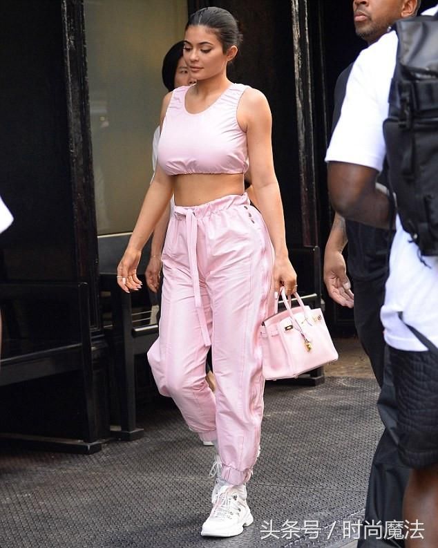 名媛金卡戴珊家族小妹凯莉詹纳外出，穿着粉色运动装，很时髦
