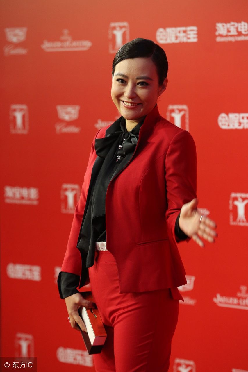 郝蕾，盒子手包拿着不方便，服装师也总拿小一码的衣服，闹心!