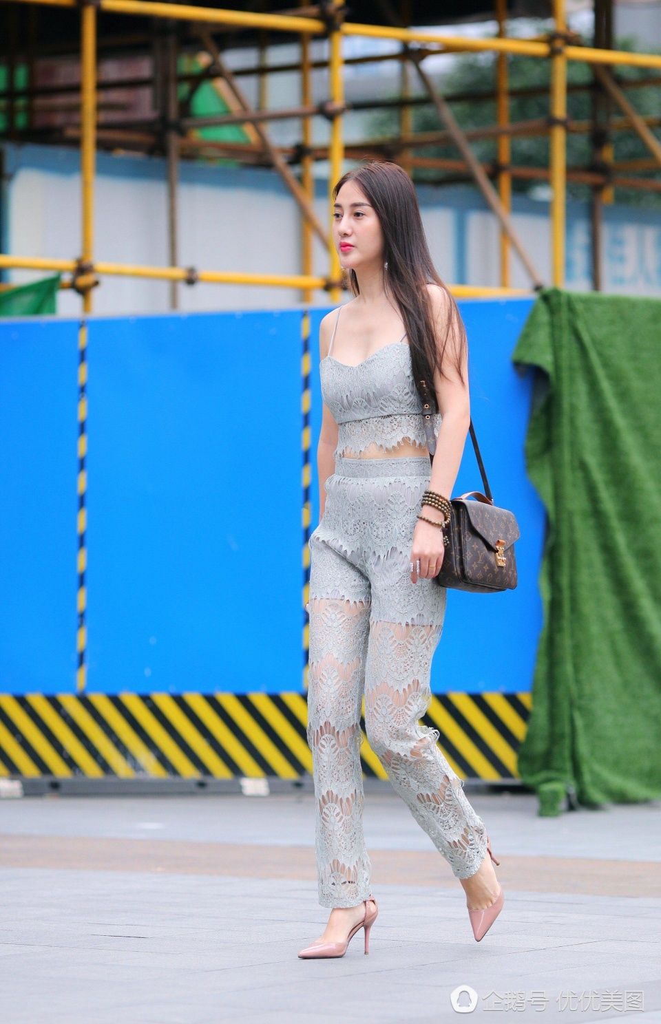 街拍美女，北城天街身材好又清凉的美眉们