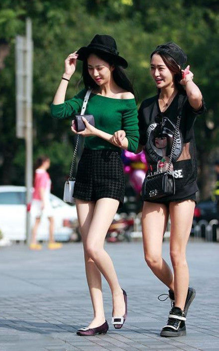 气质|街拍:气质美女,身材高挑曼妙,精致的妆容尽显女王范