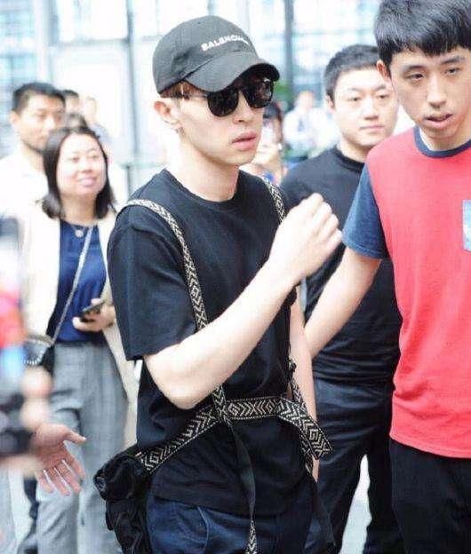 邓伦太皮了吧，安全带”系腰上，转身后书包里的东西亮了？