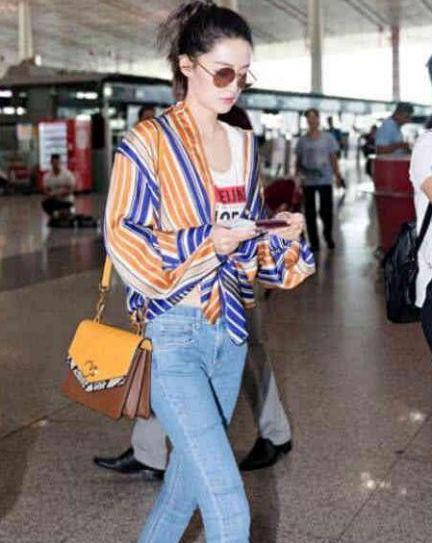 27岁李沁太厉害了 穿衬衫不系扣子 却意外解锁新时尚