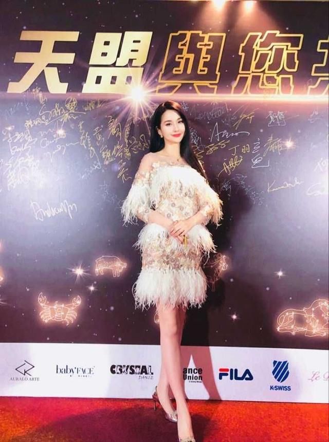 蓝燕不愧为西方媒体中的“东方美女”，颜值身材都完美到让人嫉妒