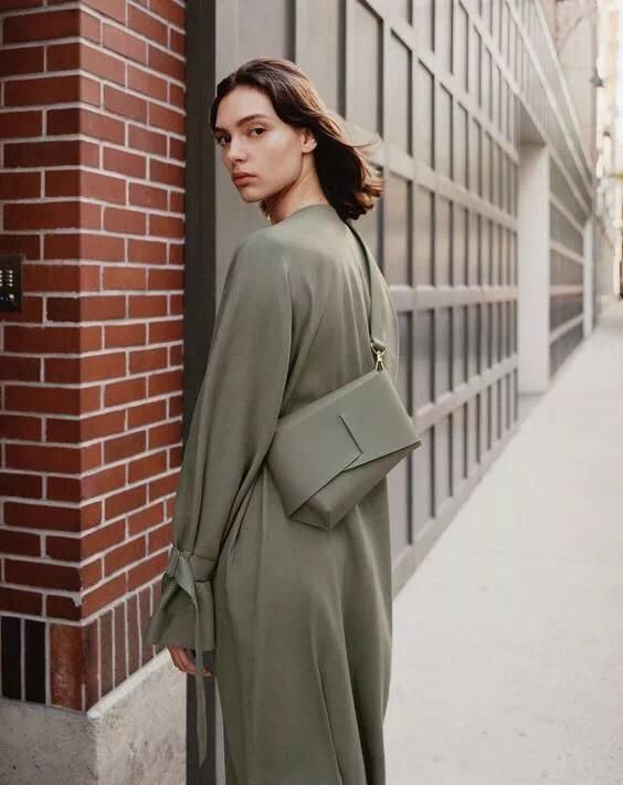 不同颜色风衣搭配牛仔裤，穿对了气质立马不一样!