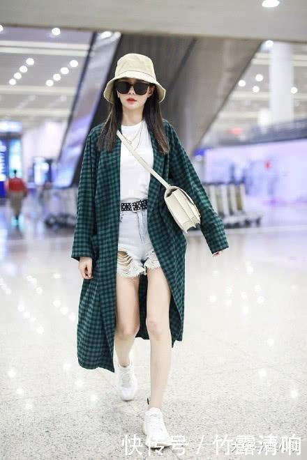 沈梦辰为显腿长, 短裤提的很上, 中腰短裤愣是穿成了高腰裤!