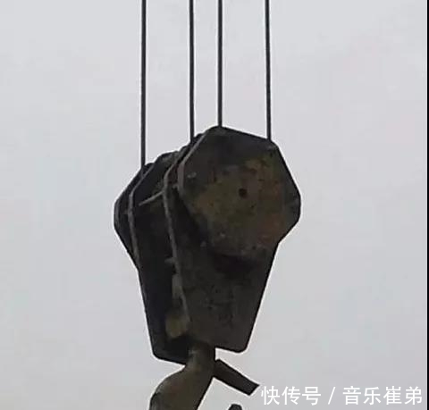 「打招呼」“怎么和新来的女同事打招呼?网友:你的垃圾桶是LV的吗?哈哈哈哈...”
