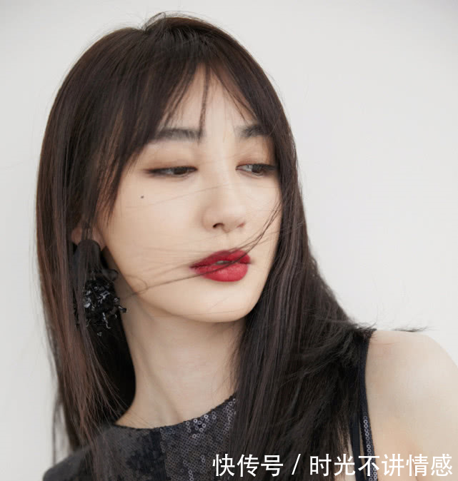《跨界歌王》李菲儿一件黄色衬衫，不系扣子，这身材和柳岩有一拼