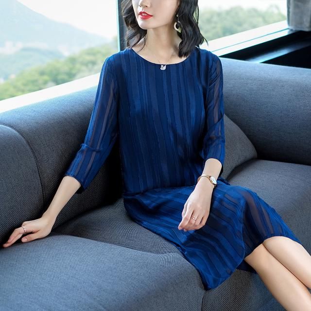 会打扮的婆婆，死活不穿妈妈装，刚入秋就买了秋裙配丝袜，超美嫩