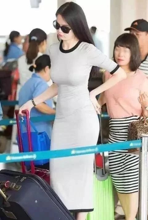 街拍：穿着白色仙气飘飘小姐姐，性感靓丽时尚光鲜赚足回头率！